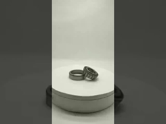 先を細くされた軸受